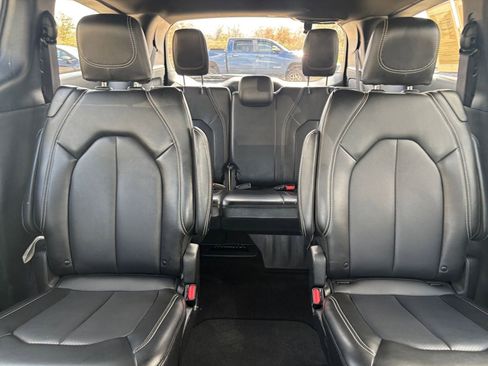 Used 2025 Chrysler Pacifica Select image 41