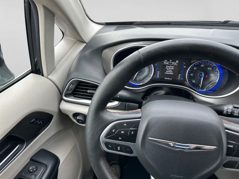Used 2020 Chrysler Pacifica Touring-L FWD image 29