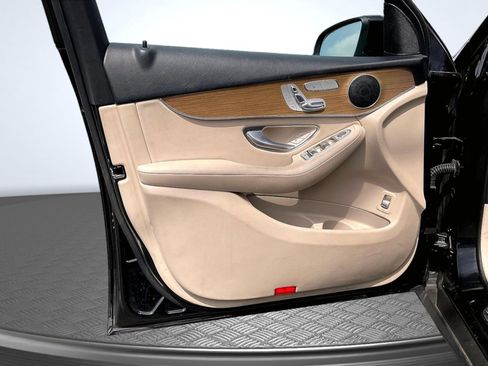 Used 2018 Mercedes-Benz GLC 300 w/ Premium Package image 23