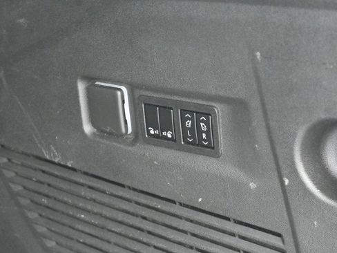 Used 2022 Chevrolet Suburban High Country AWD/4WD image 11