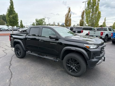 Used 2024 Chevrolet Colorado Trail Boss w/ Technology Package AWD/4WD image 3