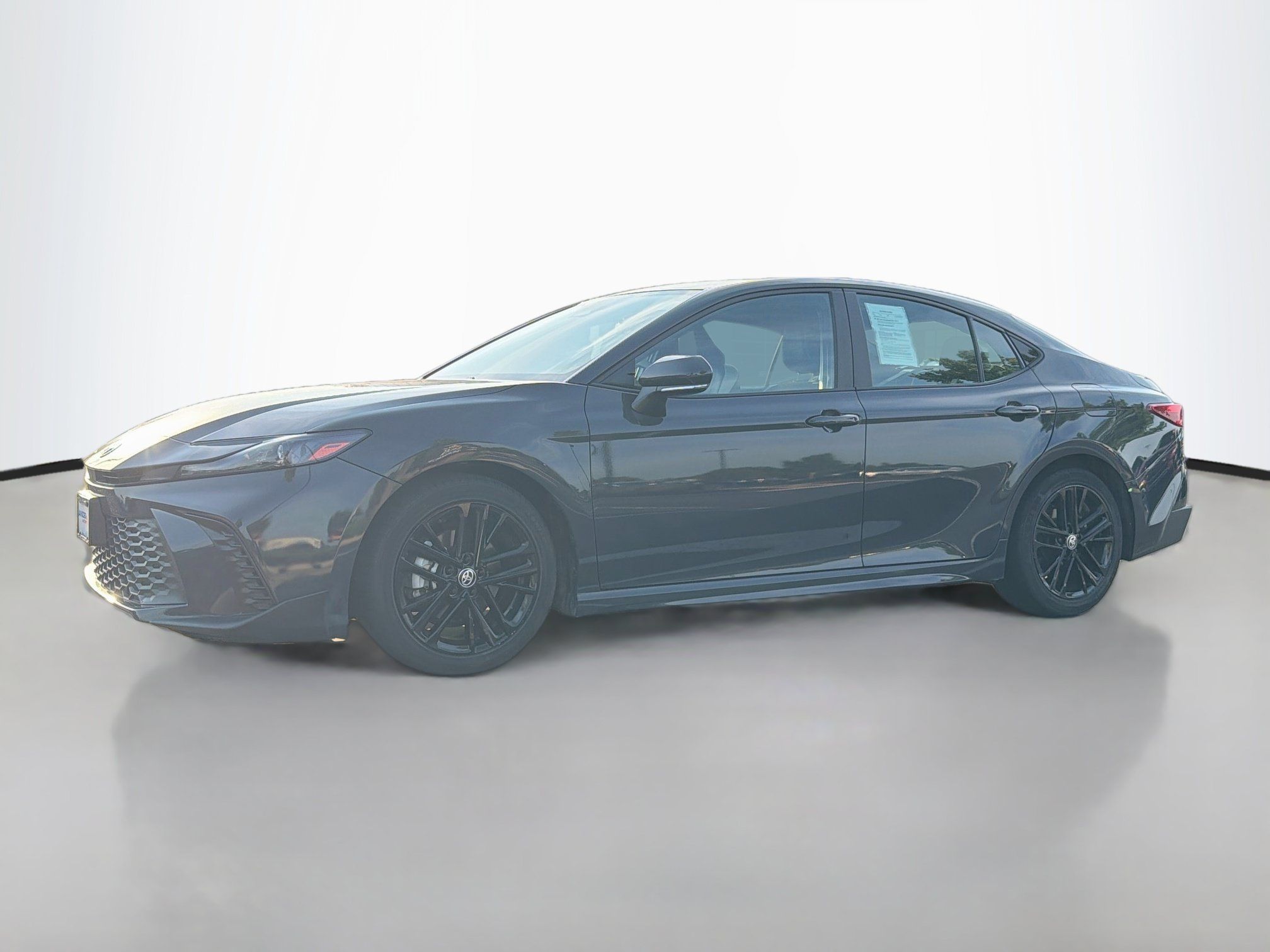 Used 2025 Toyota Camry SE FWD image 3