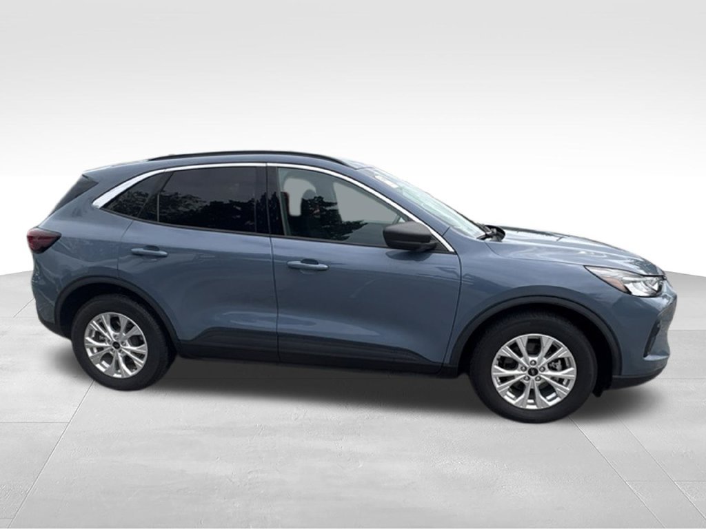 Used 2023 Ford Escape Active w/ Cold Weather Package FWD image 2