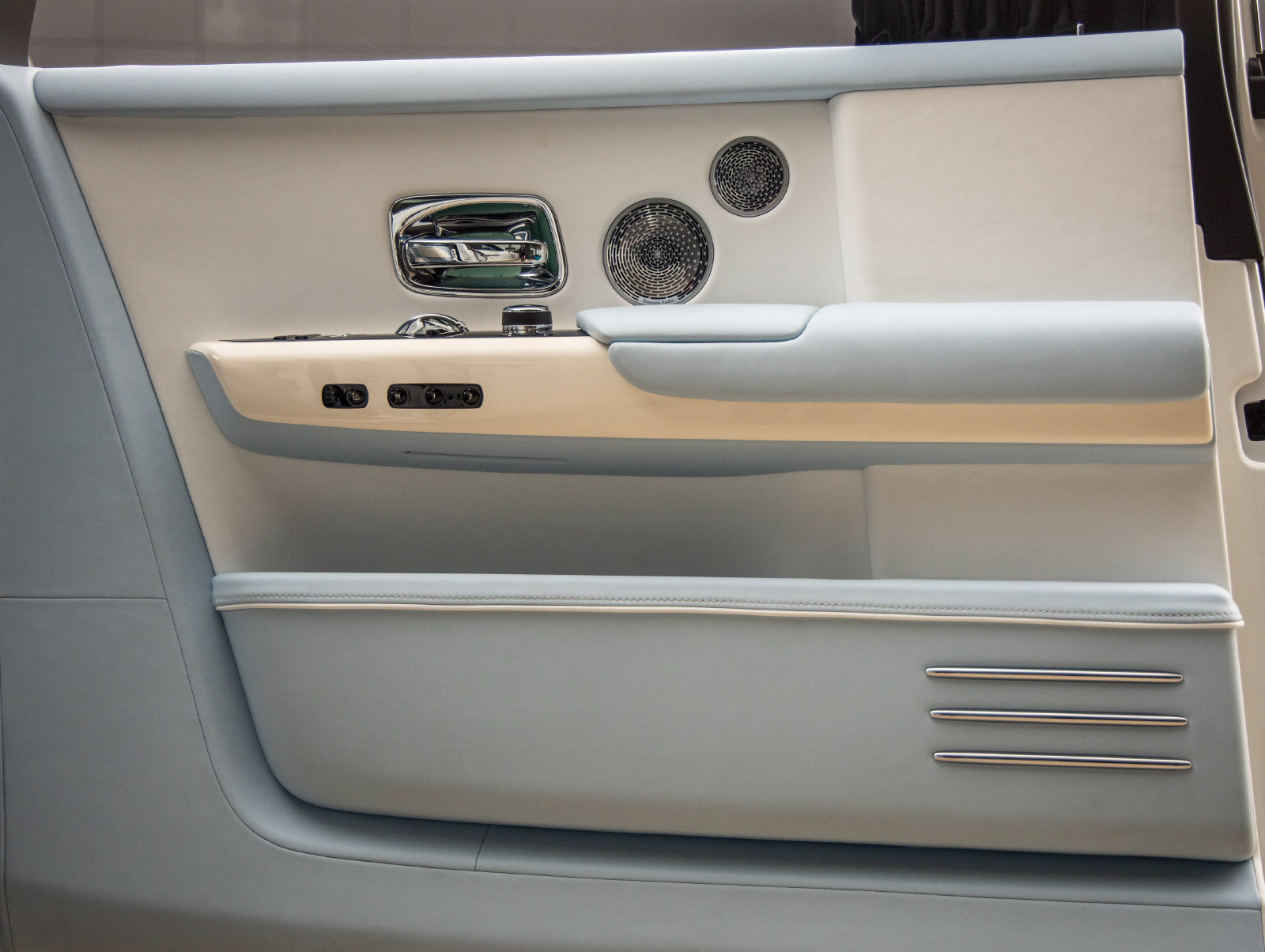 Used 2023 Rolls-Royce Phantom Extended Wheelbase w/ Leather Finishing Pack RWD image 49
