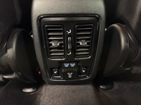 Used 2018 Jeep Grand Cherokee Limited w/ Luxury Group II image 32