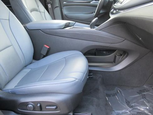 Used 2020 Buick Enclave Essence w/ Sound and Sites Package image 9