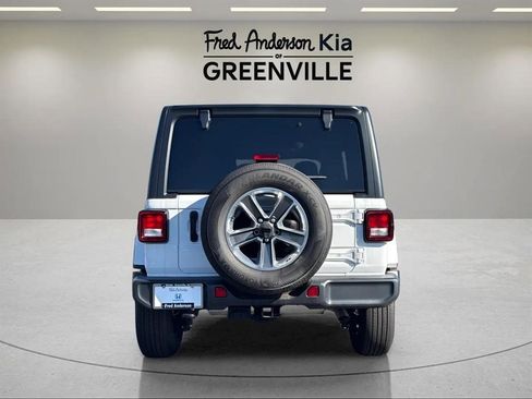 Used 2022 Jeep Wrangler Unlimited Sahara w/ Cold Weather Group image 4