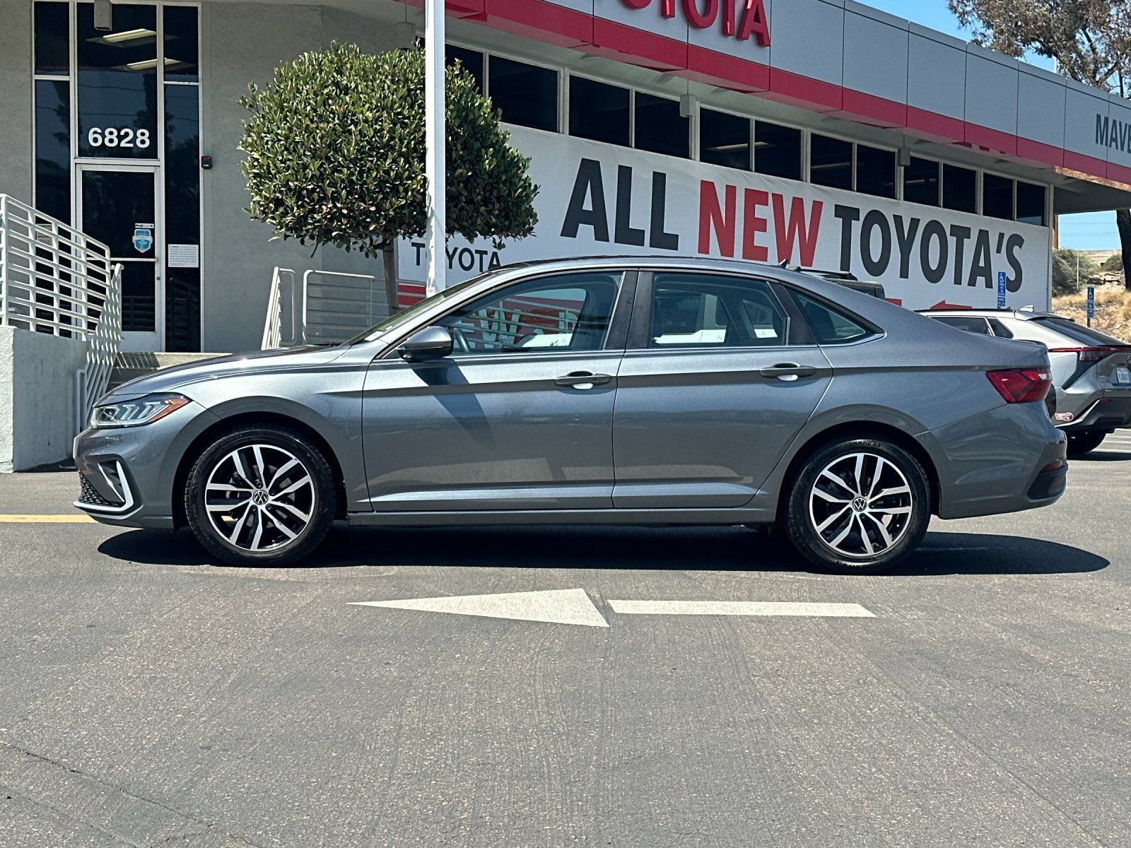 Used 2025 Volkswagen Jetta SE FWD image 2