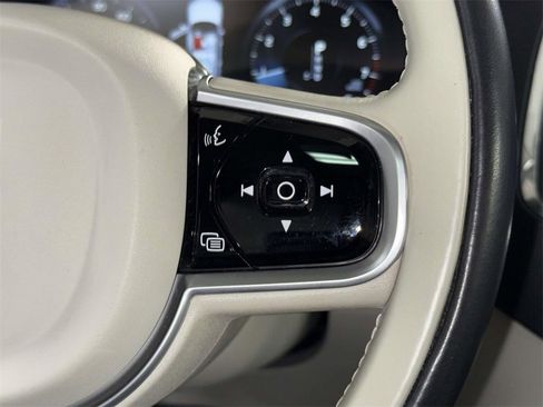 Used 2020 Volvo XC90 T6 Momentum w/ Protection Package Premier image 29