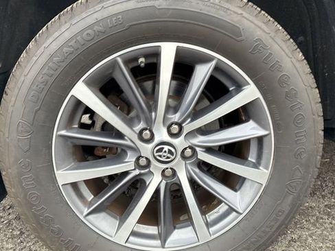 Used 2018 Toyota Highlander XLE image 19