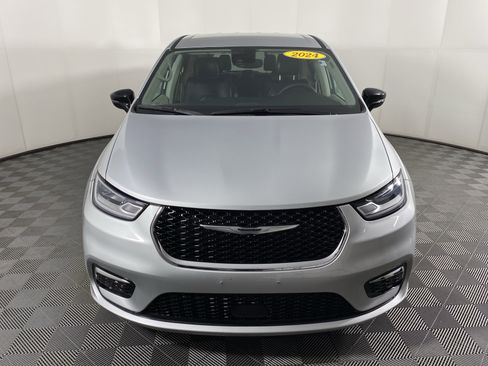 Used 2024 Chrysler Pacifica Touring-L image 11