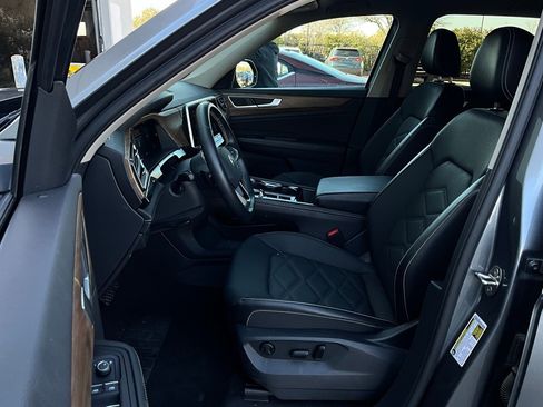 Used 2025 Volkswagen Atlas SE image 10
