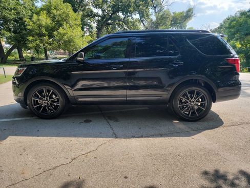 Used 2018 Ford Explorer XLT w/ Equipment Group 202A image 6