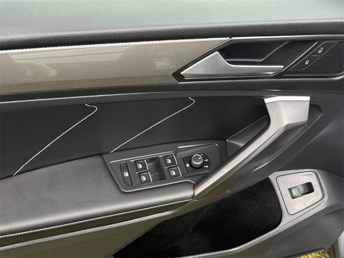 Used 2022 Volkswagen Tiguan SE w/ Panoramic Sunroof Package image 15