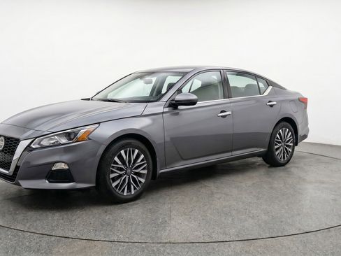 Used 2025 Nissan Altima 2.5 SV FWD image 3