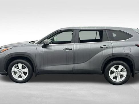 Used 2025 Toyota Highlander LE image 4