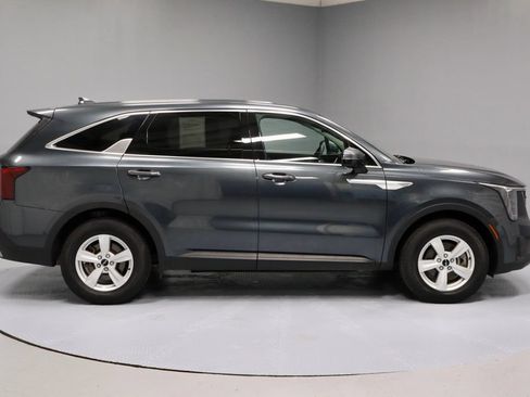 Used 2025 Kia Sorento LX FWD image 5