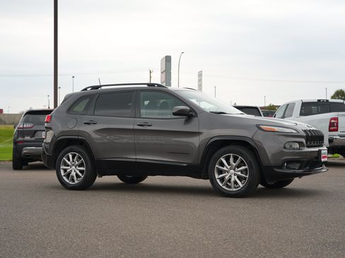 Used 2018 Jeep Cherokee Latitude AWD/4WD image 2