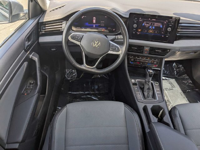 Used 2025 Volkswagen Jetta SE FWD image 14
