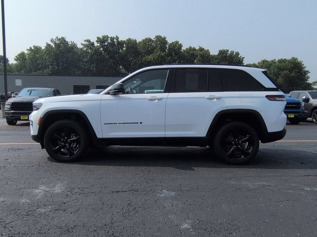 Used 2024 Jeep Grand Cherokee Altitude AWD/4WD image 5