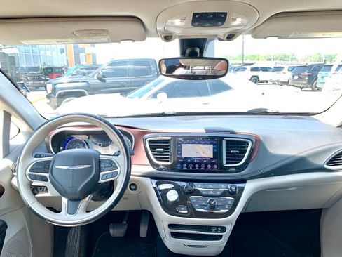 Used 2020 Chrysler Pacifica Limited FWD image 19