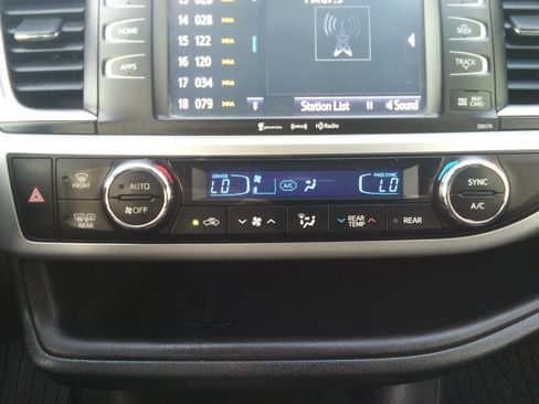 Used 2017 Toyota Highlander AWD V6 image 22