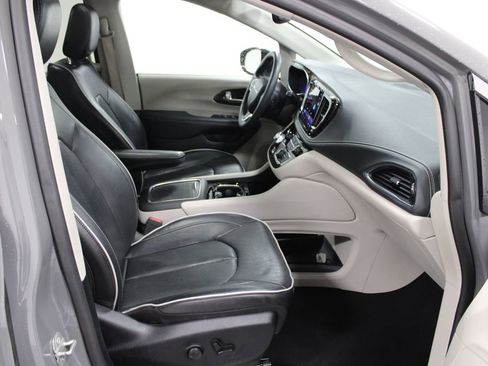 Used 2023 Chrysler Pacifica Limited FWD image 29