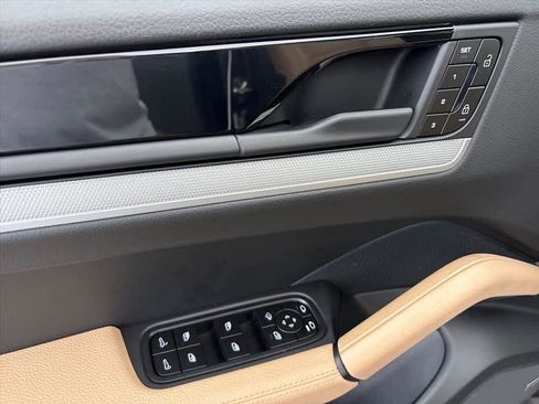 Used 2025 Porsche Cayenne image 22