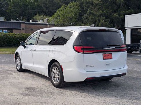 Used 2025 Chrysler Pacifica Select FWD image 5