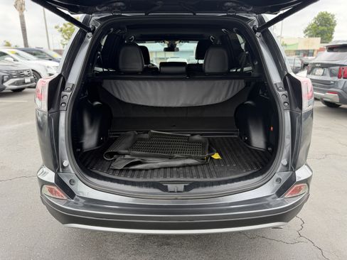 Used 2018 Toyota RAV4 SE AWD/4WD image 9