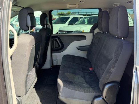 Used 2018 Dodge Grand Caravan SE w/ UConnect Hands-Free Group image 39