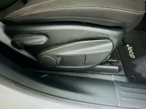 Used 2017 Jeep Cherokee Latitude w/ Comfort & Sound Group image 24