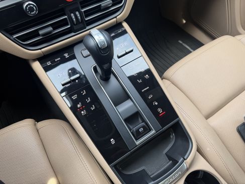 Certified 2024 Porsche Macan AWD/4WD image 32