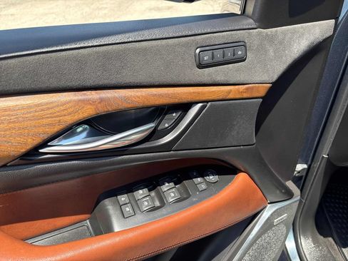 Used 2020 Cadillac Escalade Luxury AWD/4WD image 10