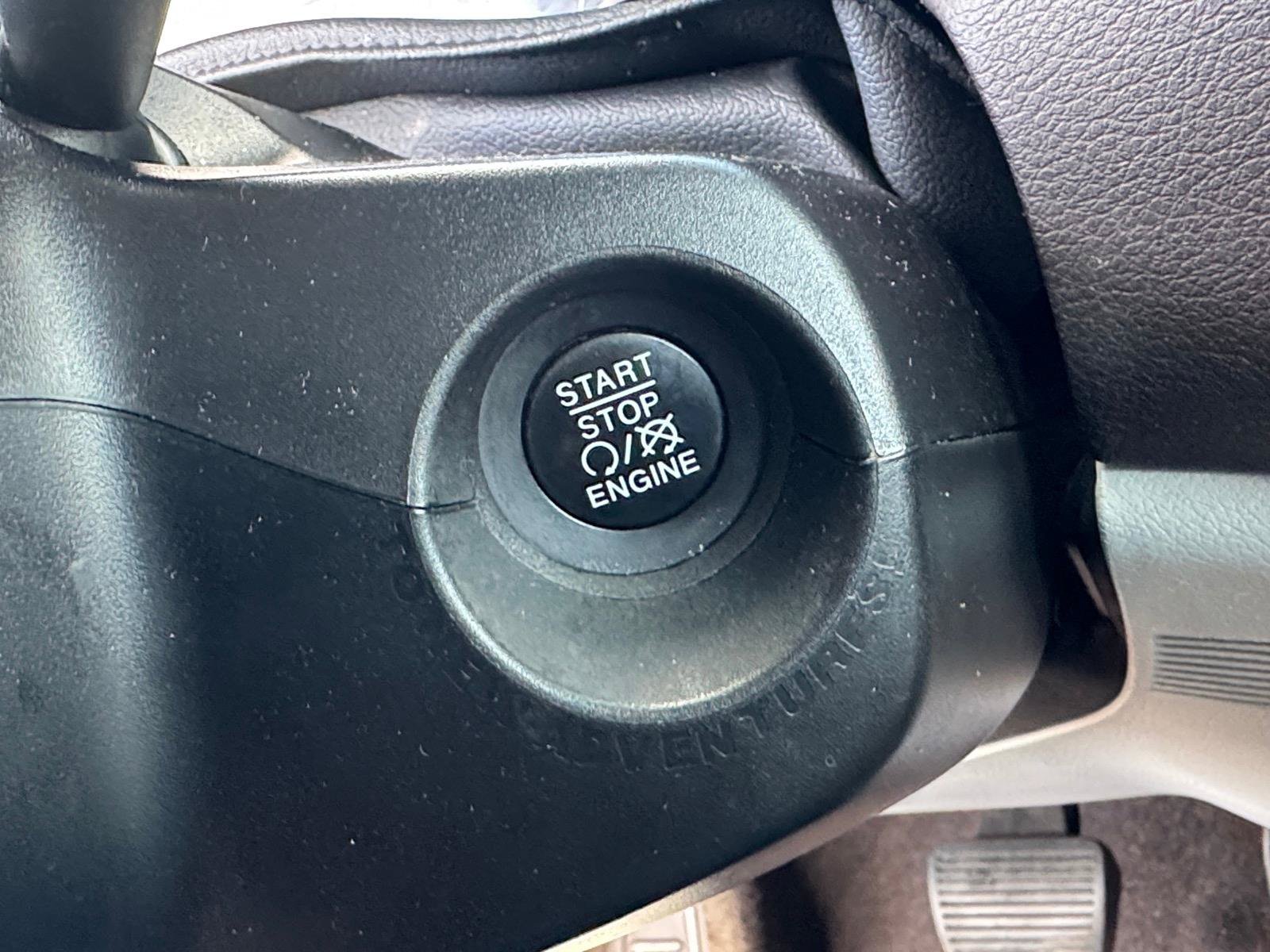 Used 2015 Jeep Renegade Latitude AWD/4WD image 13