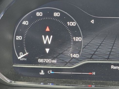 Used 2022 GMC Yukon SLT w/ SLT Premium Package image 12