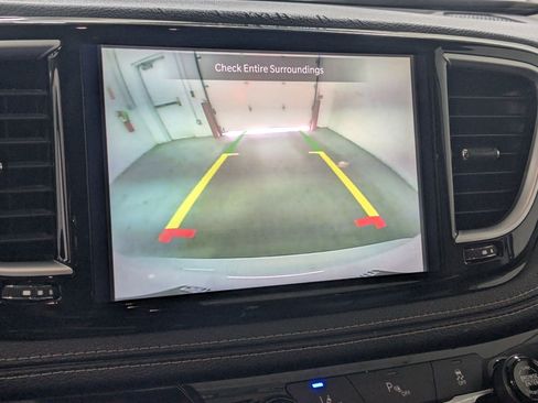 Used 2023 Chrysler Pacifica Limited w/ Uconnect Theater Family Group FWD image 16