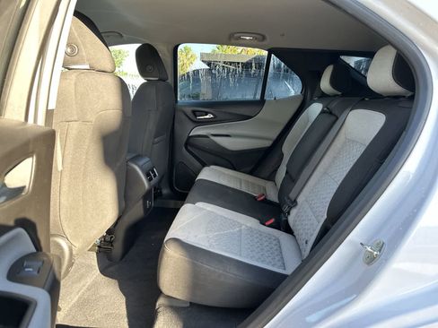 Used 2023 Chevrolet Equinox LS w/ LS Convenience Package FWD image 4