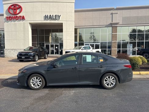 Used 2025 Toyota Camry LE image 6