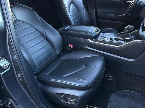Used 2023 Toyota Highlander XLE AWD/4WD image 21