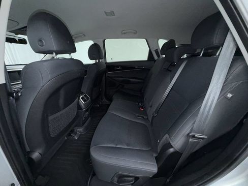 Used 2019 Kia Sorento AWD V6 image 4