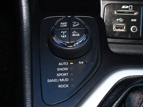 Used 2017 Jeep Cherokee Trailhawk AWD/4WD image 25