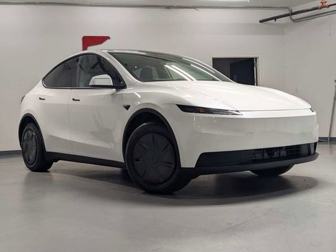 Used 2026 Tesla Model Y 2WD image 2