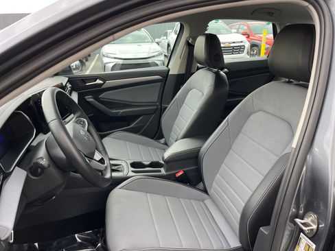 Used 2025 Volkswagen Jetta SE image 34