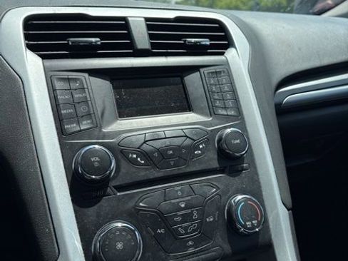 Used 2015 Ford Fusion SE FWD image 19