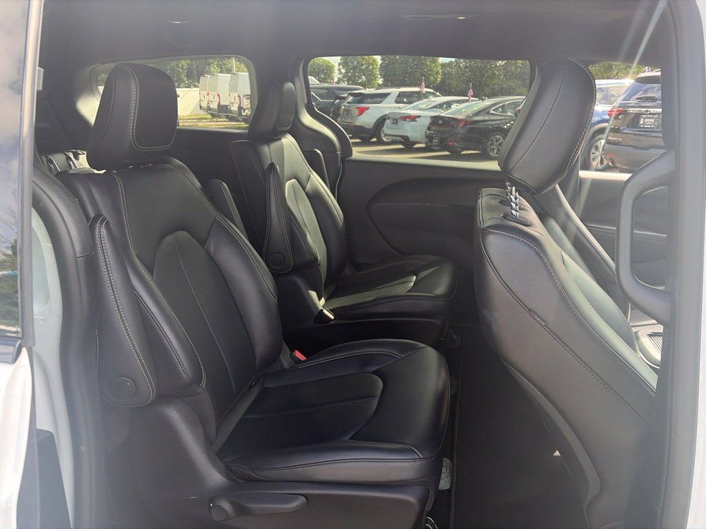 Used 2024 Chrysler Pacifica Limited FWD image 19