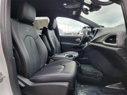Certified 2024 Chrysler Pacifica Touring-L w/ S Appearance Package image 25