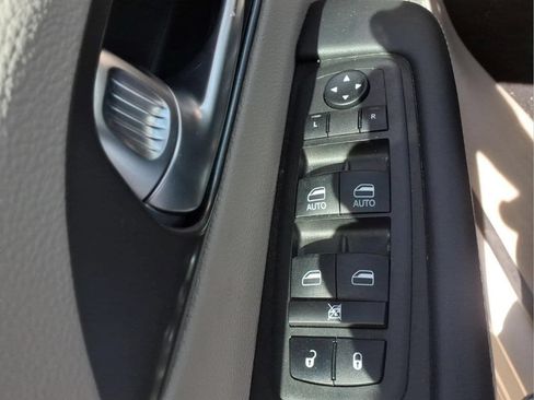 Used 2024 Chrysler Pacifica Touring-L FWD image 18