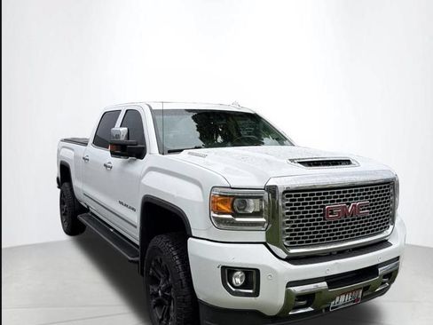 Used 2017 GMC Sierra 2500 Denali w/ Duramax Plus Package AWD/4WD image 4
