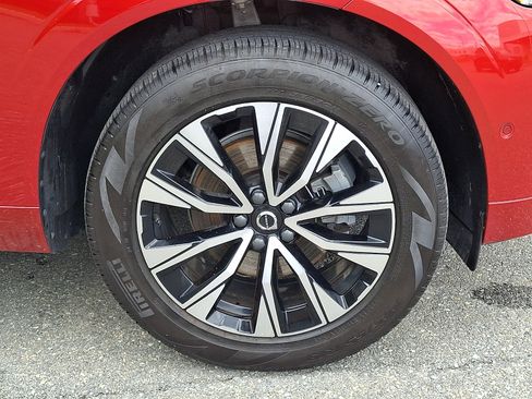Certified 2024 Volvo XC60 B5 Plus AWD/4WD image 9
